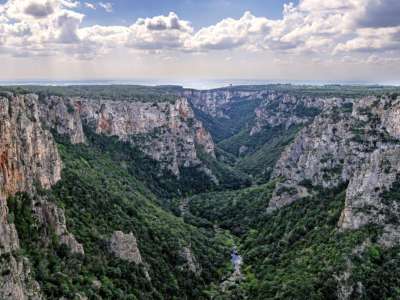 � uno dei canyon pi� grandi d�Europa e oltre a offrire panorami mozzafiato, ospita al suo interno rare specie di piante e animali...